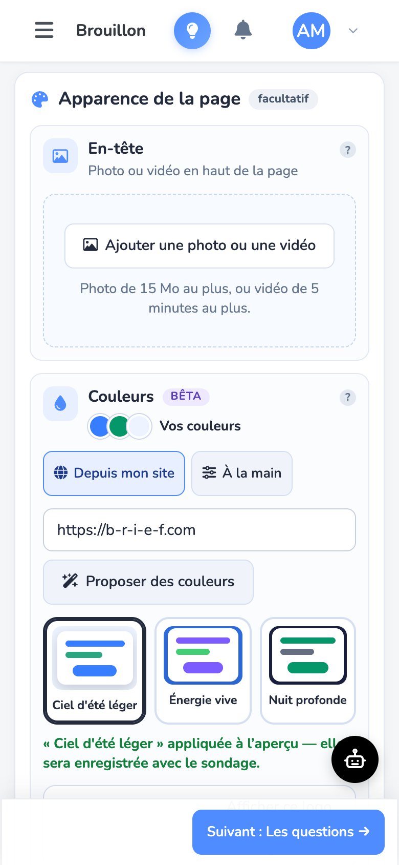 L'étape 1 de l'éditeur sur téléphone : la carte « Apparence de la page » avec la tuile En-tête (ajouter une photo ou une vidéo) et la tuile Couleurs (bêta) : l'adresse d'un site, « Proposer des couleurs » et trois ambiances proposées, Ciel d'été léger (choisie), Énergie vive et Nuit profonde